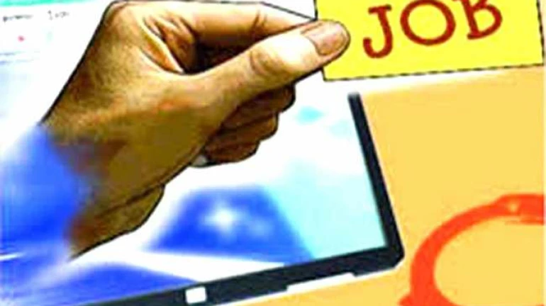 रेल्वेत नोकरीचं आमिष दाखवून १८ जणांची ७० लाखांना फसवणूक रेल्वेत नोकरीचं आमिष दाखवून १८ जणांची ७० लाखांना फसवणूक