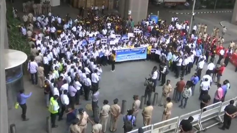 मुंबई विमानतळावर जेट एअरवेजच्या कर्मचाऱ्यांचं जोरदार आंदोलन