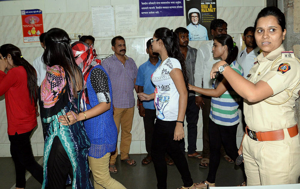 बारमधील अवैध धंद्यामुळे, वरिष्ठ पोलिस निरीक्षकावर निलंबनाची कारवाई