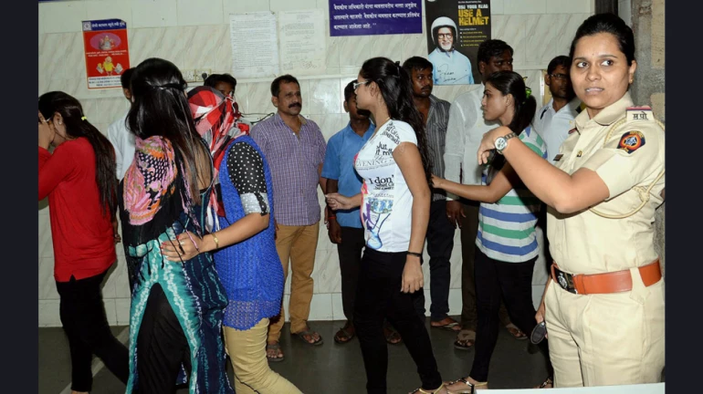 बारमधील अवैध धंद्यामुळे, वरिष्ठ पोलिस निरीक्षकावर निलंबनाची कारवाई बारमधील अवैध धंद्यामुळे, वरिष्ठ पोलिस निरीक्षकावर निलंबनाची कारवाई