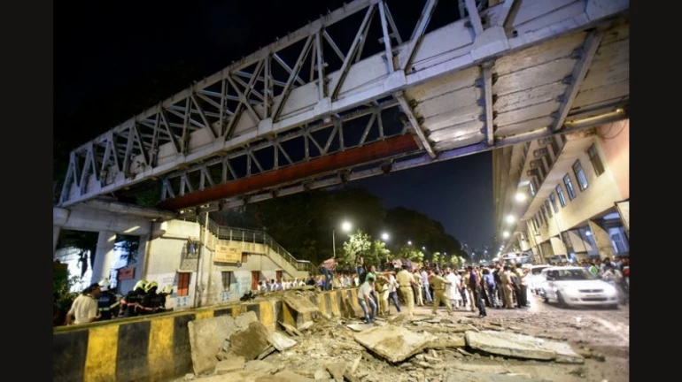 CST ब्रिज हादसा: इंजीनियर की गिरफ्तारी के विरोध में बीएमसी के 42 इंजीनियरों ने सामूहिक छुट्टी पर जाने का किया फैसला CST ब्रिज हादसा: इंजीनियर की गिरफ्तारी के विरोध में बीएमसी के 42 इंजीनियरों ने सामूहिक छुट्टी पर जाने का किया फैसला