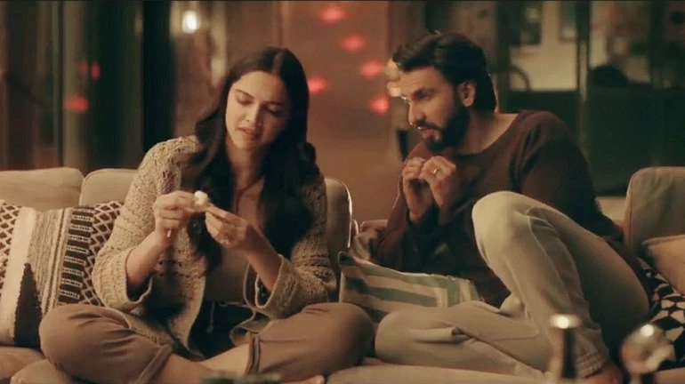 दीपिका के साथ पूछताछ होते समय रणवीर सिंह के भी खुद उपस्थित होने की बात पर क्या कहा NCB ने दीपिका के साथ पूछताछ होते समय रणवीर सिंह के भी खुद उपस्थित होने की बात पर क्या कहा NCB ने