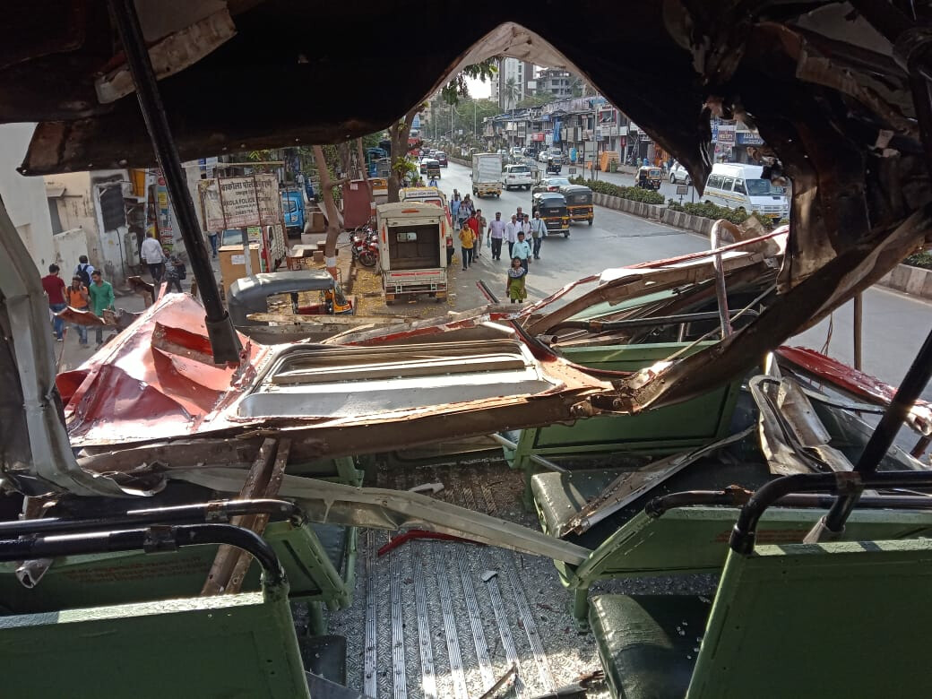 वाकोल्यात डबलडेकर ब्रिजला धडकली