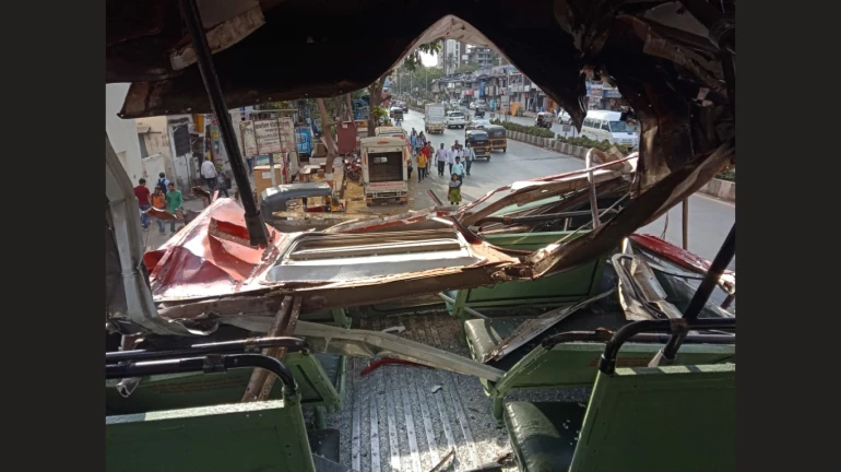 वाकोल्यात डबलडेकर ब्रिजला धडकली वाकोल्यात डबलडेकर ब्रिजला धडकली