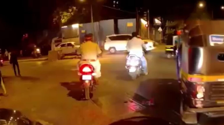 व्हायरल व्हिडिओ अंगलट, विनाहेल्मेट गाडी चालवणाऱ्या पोलिसावर कारवाई व्हायरल व्हिडिओ अंगलट, विनाहेल्मेट गाडी चालवणाऱ्या पोलिसावर कारवाई