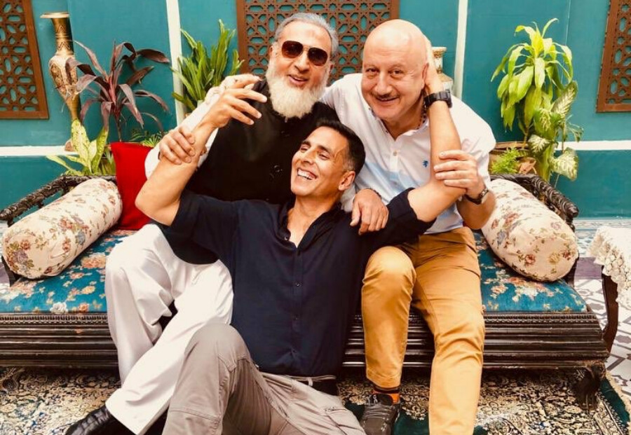 अनुपम और गुलशन के साथ तस्वीर शेयर कर अक्षय ने पुरानी यादें की ताजा!