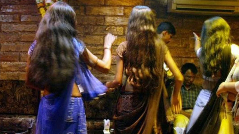 बीयर बार में पुलिस ने मारा छापा, BMC का डिप्टी कमिश्नर मिला नाचते हुए बीयर बार में पुलिस ने मारा छापा, BMC का डिप्टी कमिश्नर मिला नाचते हुए