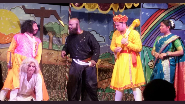 आजच्या व्यक्तिरेखांसोबत संतोषचं 'यदा कदाचित रिटर्न' आजच्या व्यक्तिरेखांसोबत संतोषचं 'यदा कदाचित रिटर्न'