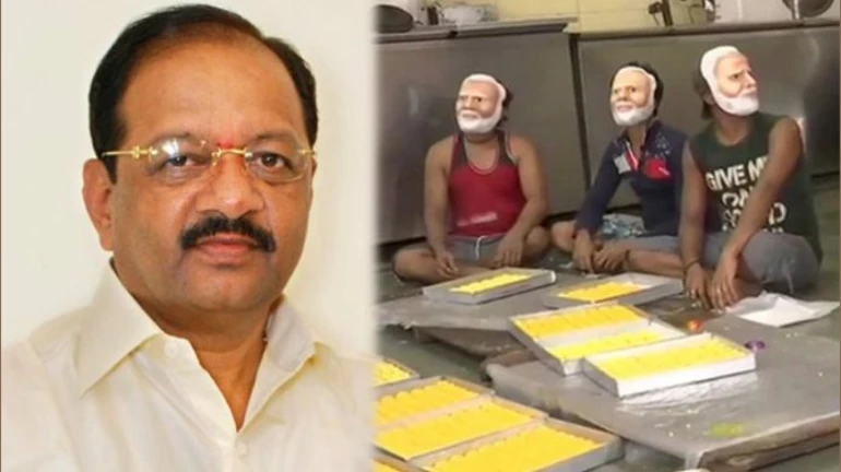 एक्जिट पोल रिजल्ट के बाद भाजपा प्रत्याशी ने दिया 2000 किलो मिठाई का आर्डर, हलवाई मोदी का मुखौटा पहनकर बनाया लड्डू एक्जिट पोल रिजल्ट के बाद भाजपा प्रत्याशी ने दिया 2000 किलो मिठाई का आर्डर, हलवाई मोदी का मुखौटा पहनकर बनाया लड्डू