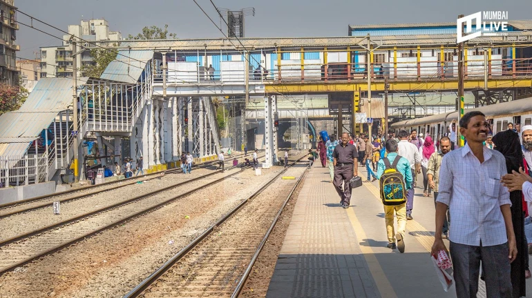 बच्ची को गोद में लेकर ट्रेन के आगे कूदी महिला, लेकिन हुआ चमत्कार