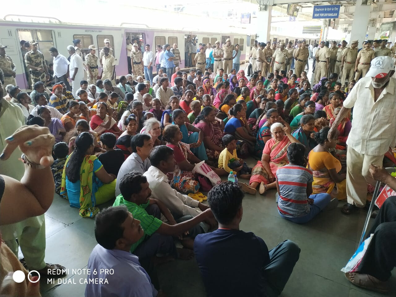 दहिसर में मकानों को तोड़ने के खिलाफ लोगों ने किया प्रदर्शन