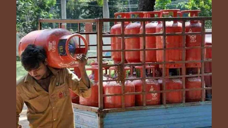 घरगुती गॅस सिलेंडरमधून गॅसची चोरी, ८ जणांना अटक घरगुती गॅस सिलेंडरमधून गॅसची चोरी, ८ जणांना अटक