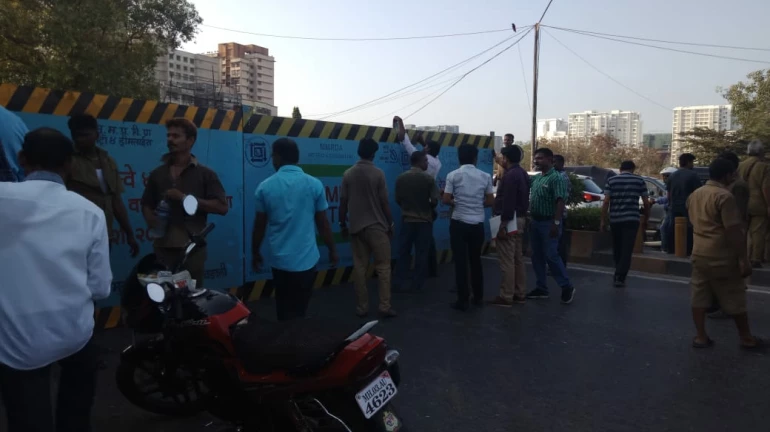 पूर्वसूचना न देता घाटकोपर-अंधेरी जोड रस्ता वाहतुकीसाठी बंद, प्रवाशांचे हाल पूर्वसूचना न देता घाटकोपर-अंधेरी जोड रस्ता वाहतुकीसाठी बंद, प्रवाशांचे हाल