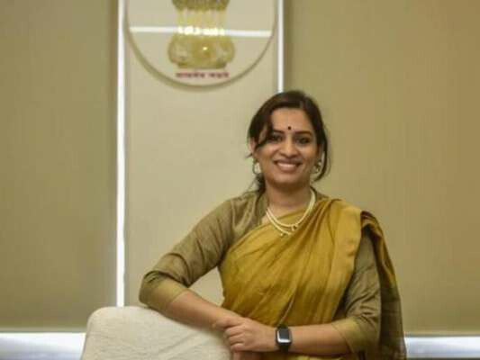 गांधीजींबद्दल ट्विट केल्याबद्दल निधी चौधरींवर कारवाई करा, शरद पवारांचं मुख्यमंत्र्यांना पत्र