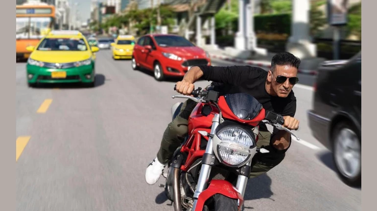 बैंकॉक में बाइक पर स्टंट करते नजर आए अक्षय कुमार