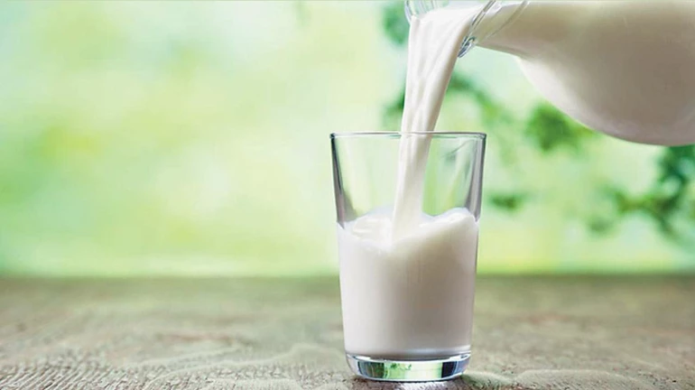 २५ रुपये दरानं १० लाख लिटर दूध खरेदी; राज्य सरकारचा निर्णय