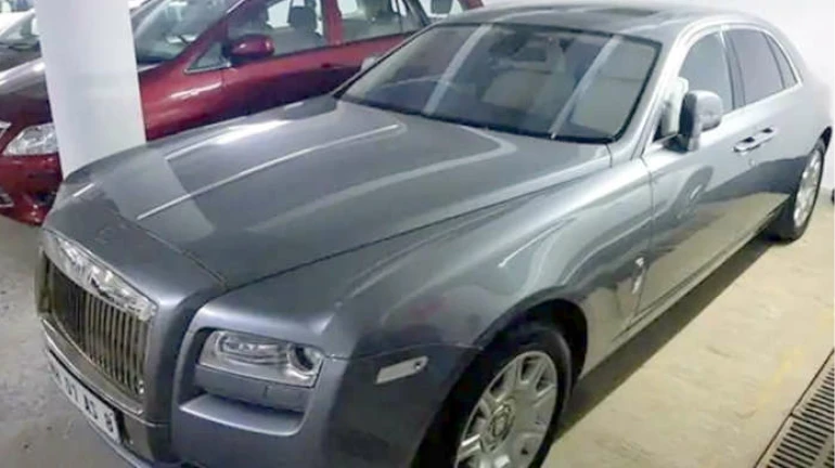 नीरवच्या रोल्स राईसची १.७० कोटींना विक्री नीरवच्या रोल्स राईसची १.७० कोटींना विक्री