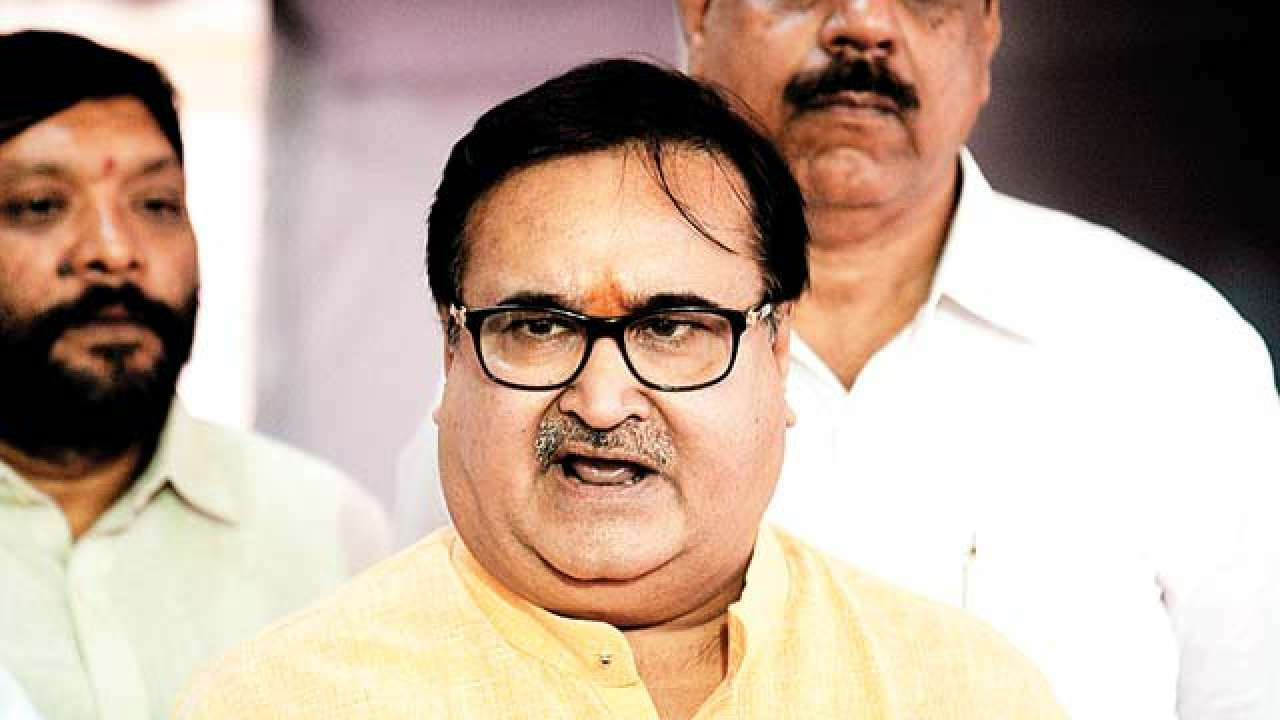 गृहनिर्माणमंत्री प्रकाश मेहता यांचं मंत्रीपद धोक्यात?