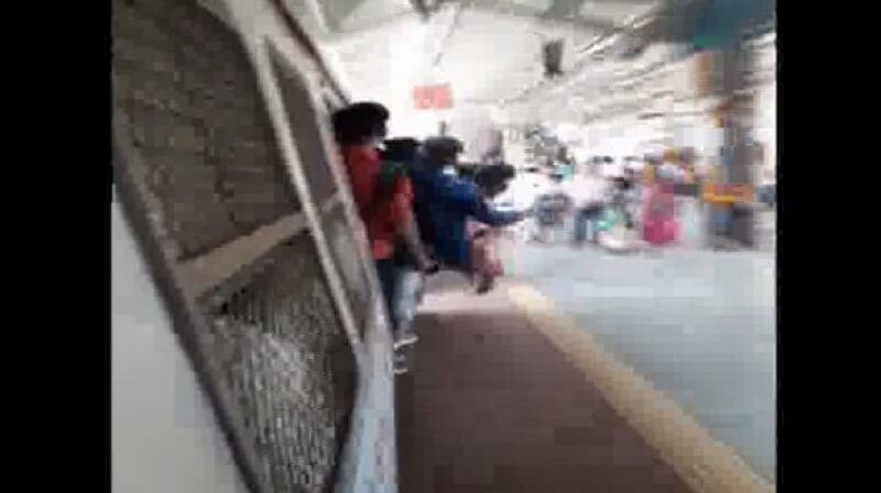 चलती ट्रेन में स्टंट का वीडिया वायरल
