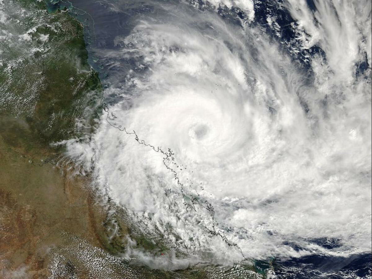 'वायू' वादळाचं संकट: गुजरातला हायअलर्ट, मुंबईला सावधानतेचा इशारा