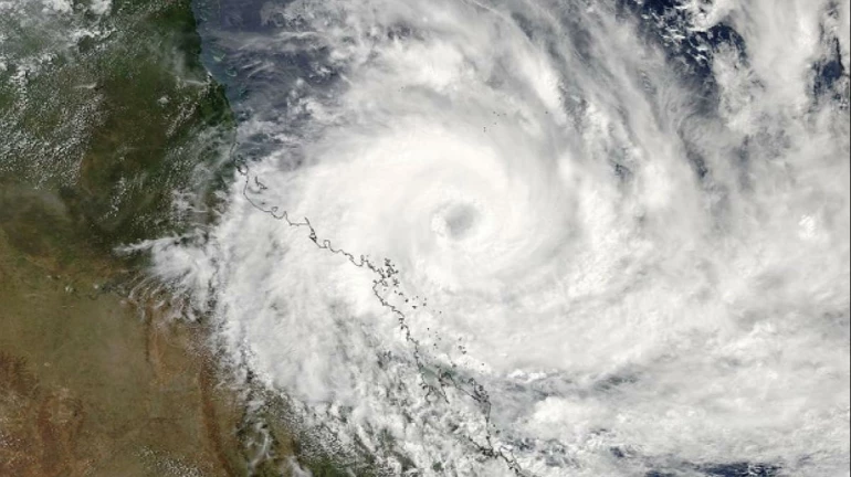 'वायू' वादळाचं संकट: गुजरातला हायअलर्ट, मुंबईला सावधानतेचा इशारा 'वायू' वादळाचं संकट: गुजरातला हायअलर्ट, मुंबईला सावधानतेचा इशारा