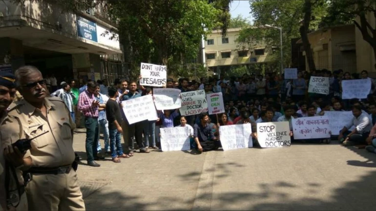 कोलकात्यात डॉक्टरांना मारहाण, मुंबईत 'मार्ड'ने पुकारला संप कोलकात्यात डॉक्टरांना मारहाण, मुंबईत 'मार्ड'ने पुकारला संप