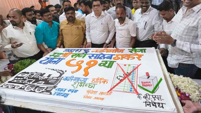 राज ठाकरेंनी कापला ५१ किलोचा ईव्हीएम केक राज ठाकरेंनी कापला ५१ किलोचा ईव्हीएम केक