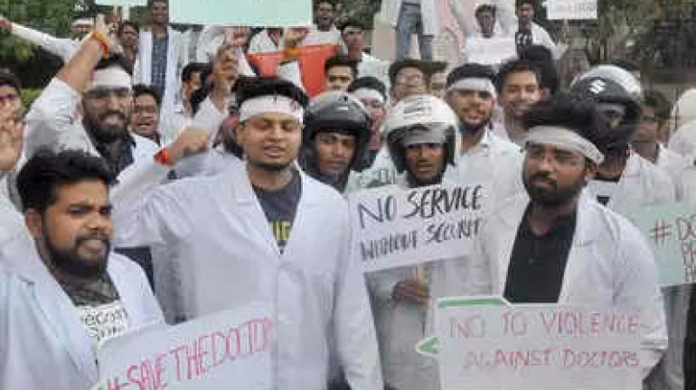 कोलकात्यात डॉक्टरांना मारहाण प्रकरणी 'आयएमए'ची संपाची हाक कोलकात्यात डॉक्टरांना मारहाण प्रकरणी 'आयएमए'ची संपाची हाक