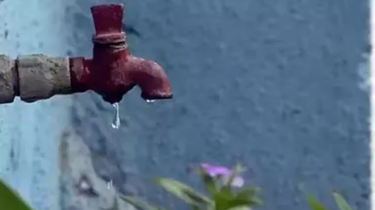 मुंबईकरांनो पाणी जपून वापरा, धरणांमध्ये ६.१३ टक्के पाणीसाठा शिल्लक मुंबईकरांनो पाणी जपून वापरा, धरणांमध्ये ६.१३ टक्के पाणीसाठा शिल्लक