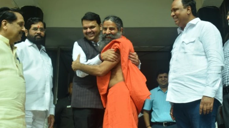 योग गुरु बाबा रामदेव ने मुख्यमंत्री फडणवीस से की मुलाकात योग गुरु बाबा रामदेव ने मुख्यमंत्री फडणवीस से की मुलाकात