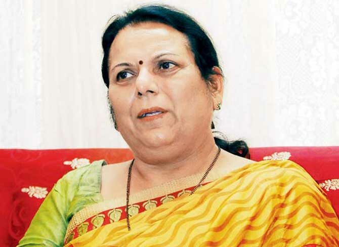 फेसबुकवर अश्लील भाषेत ट्रोल करणाऱ्या खोट्या अकाऊंटवर कारवाई करा- नीलम गोऱ्हे