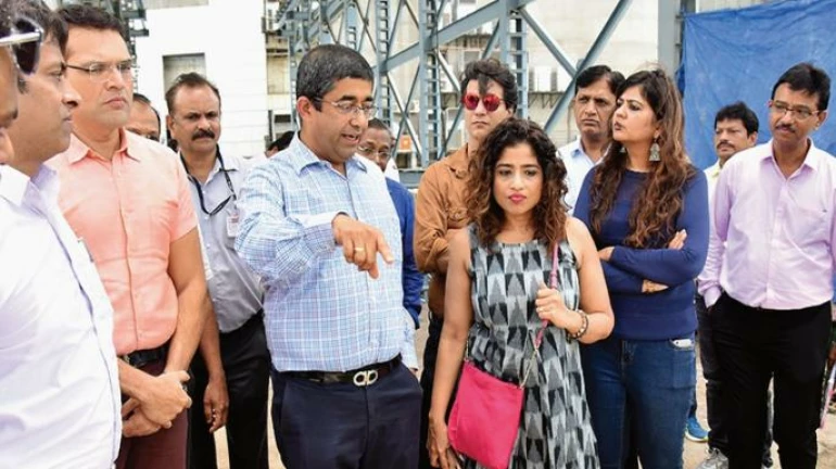 पालिकेवर टीका करणाऱ्या आरजे मलिष्काला पालिका आयुक्तांनी दिली पावसाळ्यातील कामाची माहिती पालिकेवर टीका करणाऱ्या आरजे मलिष्काला पालिका आयुक्तांनी दिली पावसाळ्यातील कामाची माहिती