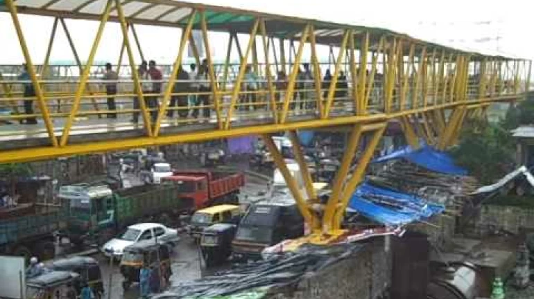 कलानगर येथील स्कायवॉक पाडण्यासाठी महामार्गावर मेगाब्लॉक कलानगर येथील स्कायवॉक पाडण्यासाठी महामार्गावर मेगाब्लॉक