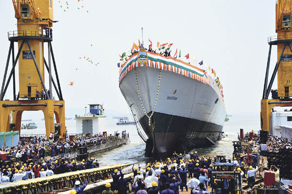 माझगाव डाॅक इथं आयएनएस विशाखापट्टणम युद्धनौकेला आग