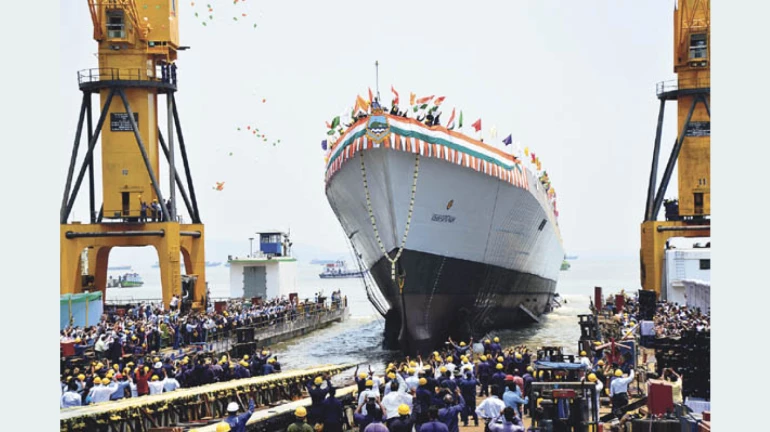 माझगाव डाॅक इथं आयएनएस विशाखापट्टणम युद्धनौकेला आग माझगाव डाॅक इथं आयएनएस विशाखापट्टणम युद्धनौकेला आग