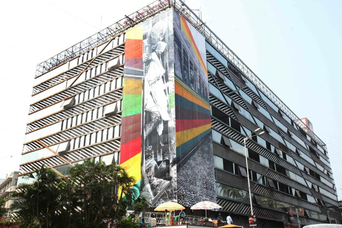 प्रवशांच्या सुरक्षेसाठी चर्चगेट इमारतीवरील महात्मा गांधी यांचं चित्र हटवणार