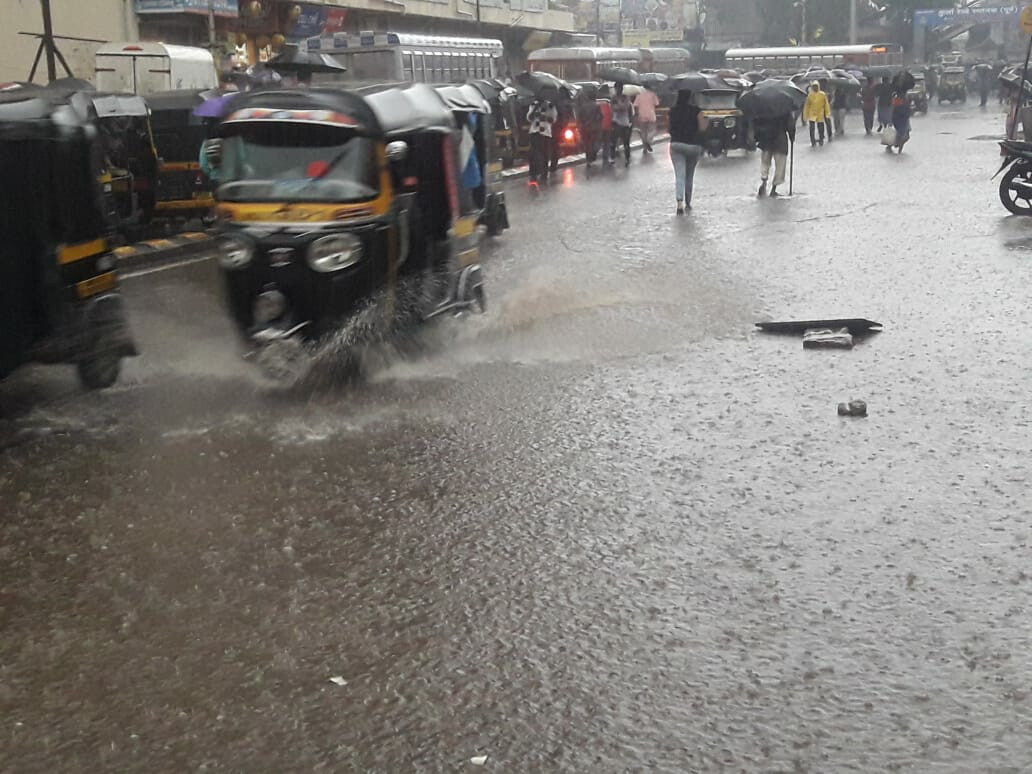 मुंबई में बारिश , गर्मी से मिली राहत