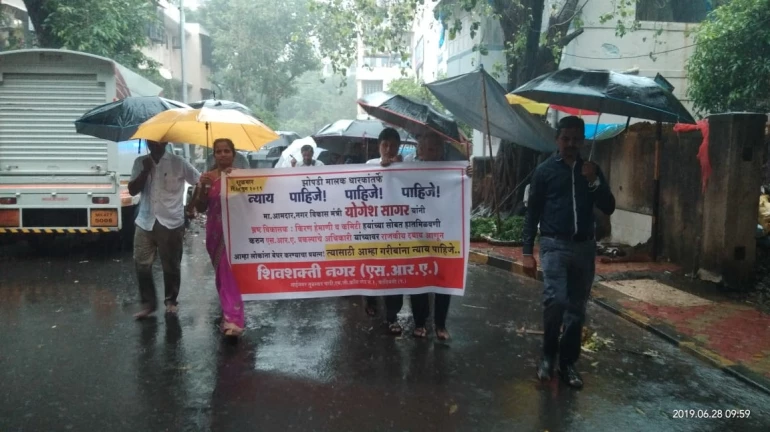 पुनर्विकास को लेकर स्थानीय लोगों ने किया विरोध प्रदर्शन पुनर्विकास को लेकर स्थानीय लोगों ने किया विरोध प्रदर्शन