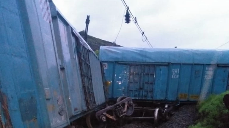 मुंबई लगातार चौथे दिन भी बारिश शुरु, कई ट्रेने रद्द मुंबई लगातार चौथे दिन भी बारिश शुरु, कई ट्रेने रद्द