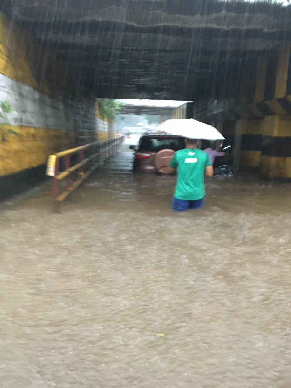 सलग चौथ्या दिवशी मुंबईत मुसळधार पाऊस, रेल्वे ट्रॅक पाण्याखाली