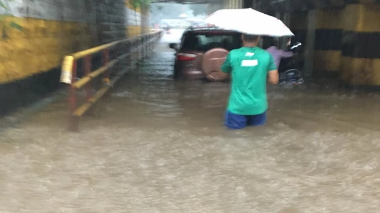 सलग चौथ्या दिवशी मुंबईत मुसळधार पाऊस, रेल्वे ट्रॅक पाण्याखाली सलग चौथ्या दिवशी मुंबईत मुसळधार पाऊस, रेल्वे ट्रॅक पाण्याखाली