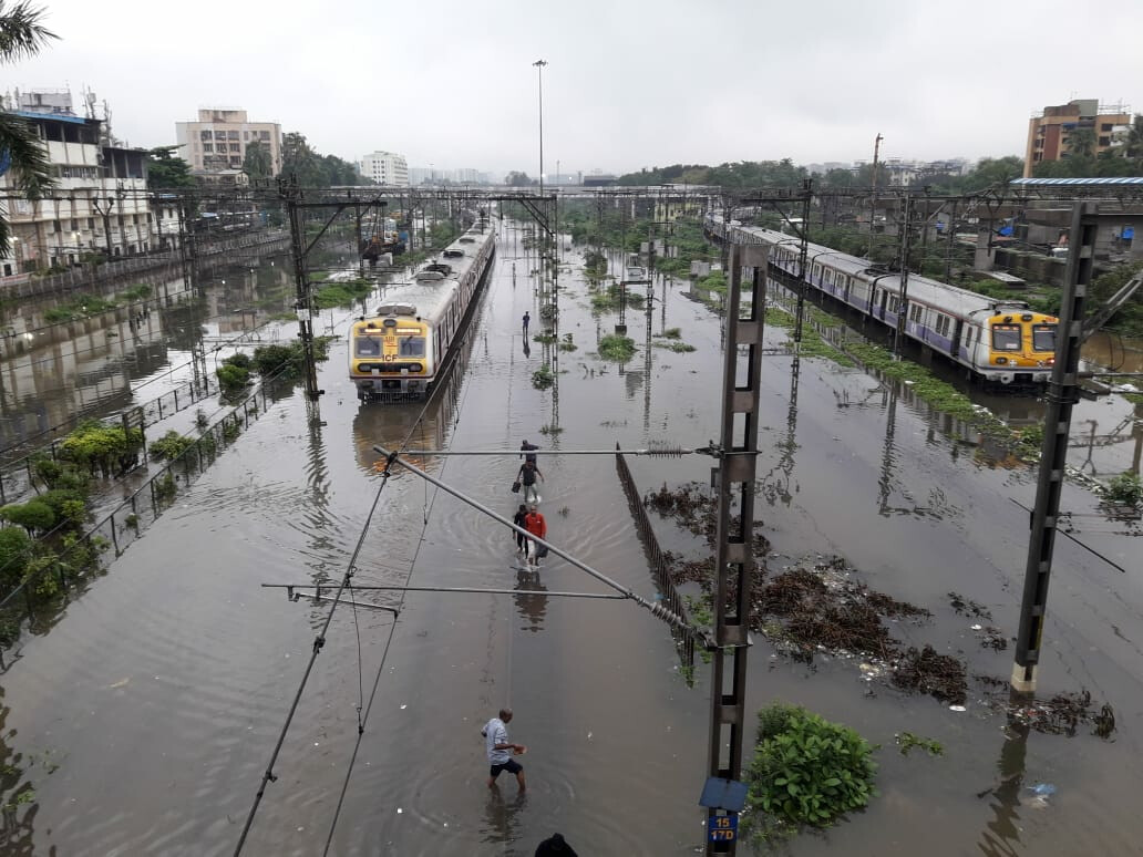 मुसळधार पावसामुळं शाळांना सुट्टी जाहीर, रेल्वे वाहतूक विस्कळीत