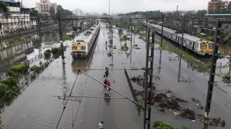 मुसळधार पावसामुळं शाळांना सुट्टी जाहीर, रेल्वे वाहतूक विस्कळीत मुसळधार पावसामुळं शाळांना सुट्टी जाहीर, रेल्वे वाहतूक विस्कळीत