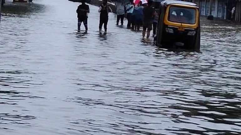 मुंबई में लगातार बारिश, स्कूल-ऑफिस बंद, मलाड के बाद कल्याण में दीवार गिरी मुंबई में लगातार बारिश, स्कूल-ऑफिस बंद, मलाड के बाद कल्याण में दीवार गिरी