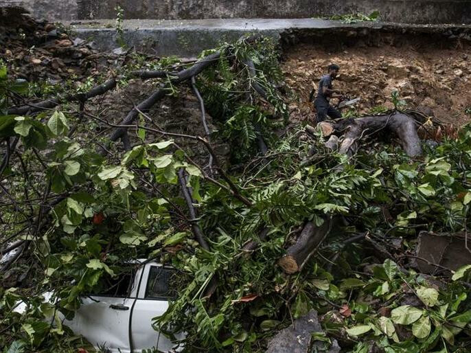 कल्याणमध्ये शाळेची भिंत कोसळून तिघांचा मृत्यू