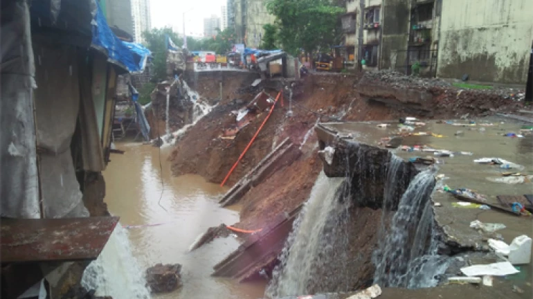 Road Collapse at Chandivali; Notice for Residents to Vacate the Buildings Road Collapse at Chandivali; Notice for Residents to Vacate the Buildings