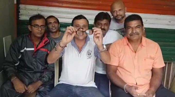 मुंबईच्या महापौरांना मनसेनं पाठवला जाड भिंगाचा चष्मा