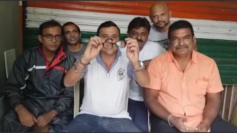 मुंबईच्या महापौरांना मनसेनं पाठवला जाड भिंगाचा चष्मा