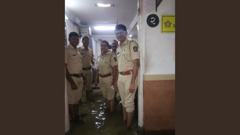 पोलिसांना करावी लागतेय तारेवरची कसरत, प्रशासन लक्ष देईल का ? पोलिसांना करावी लागतेय तारेवरची कसरत, प्रशासन लक्ष देईल का ?