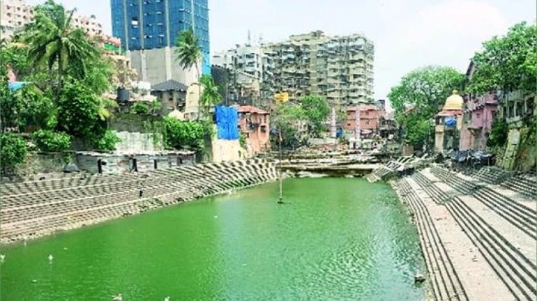 बाणगंगातल्या पुरातन पायऱ्यांची पुन्हा दुर्दशा बाणगंगातल्या पुरातन पायऱ्यांची पुन्हा दुर्दशा